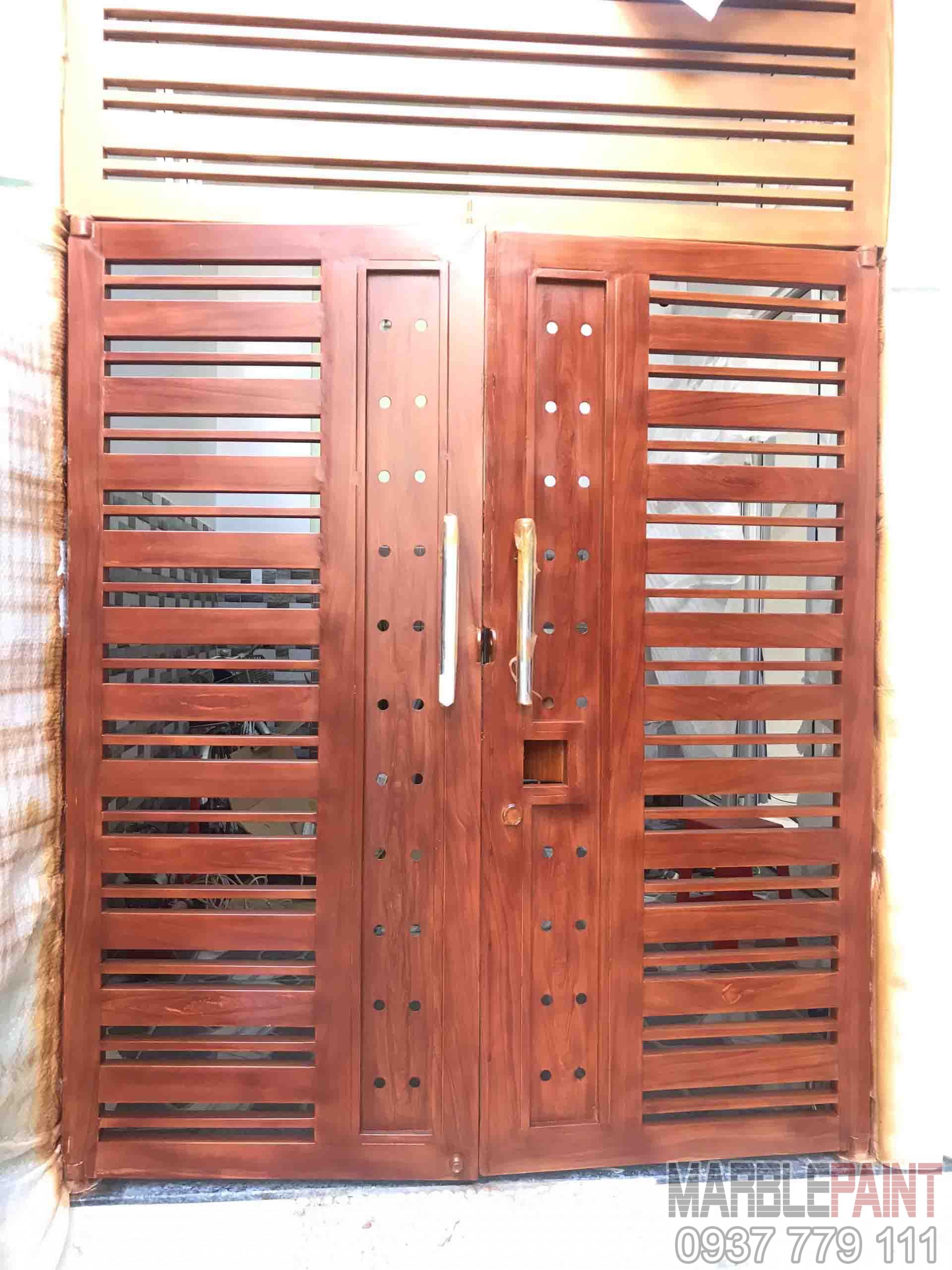 Sơn giả gỗ cửa sắt